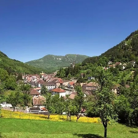 Au Coeur Du Jura Entre Comte Et Vin Jaune, Comte *